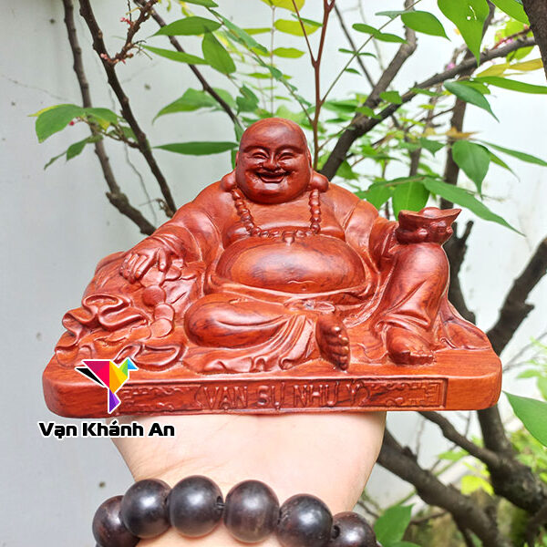 Phật Di Lặc bằng gỗ để xe ô tô