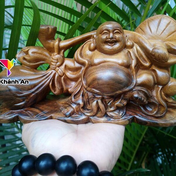 Phật Di Lặc để xe ô tô bằng gỗ
