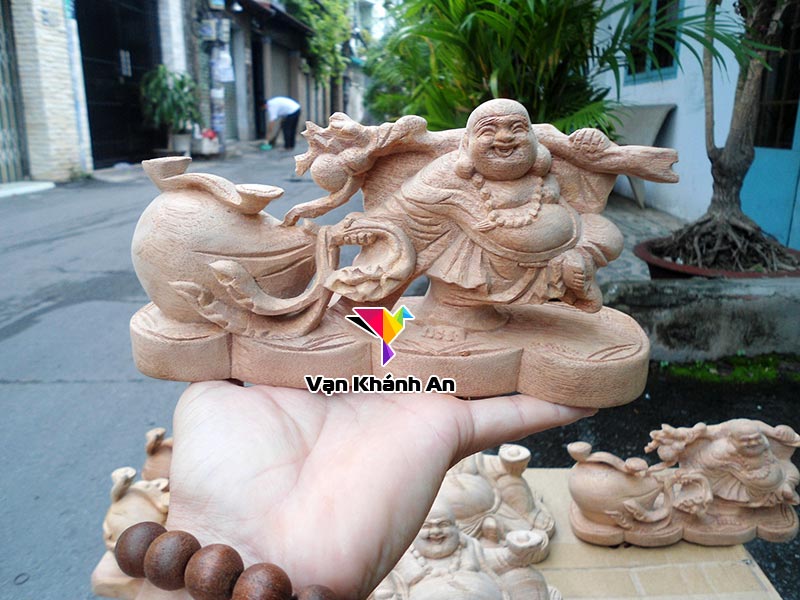 Phật Di Lặc để xe ô tô gỗ xá xị