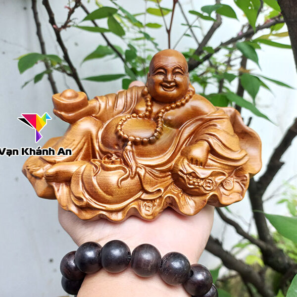Phật Di Lặc ngồi lá sen để xe ô tô gỗ bách xanh