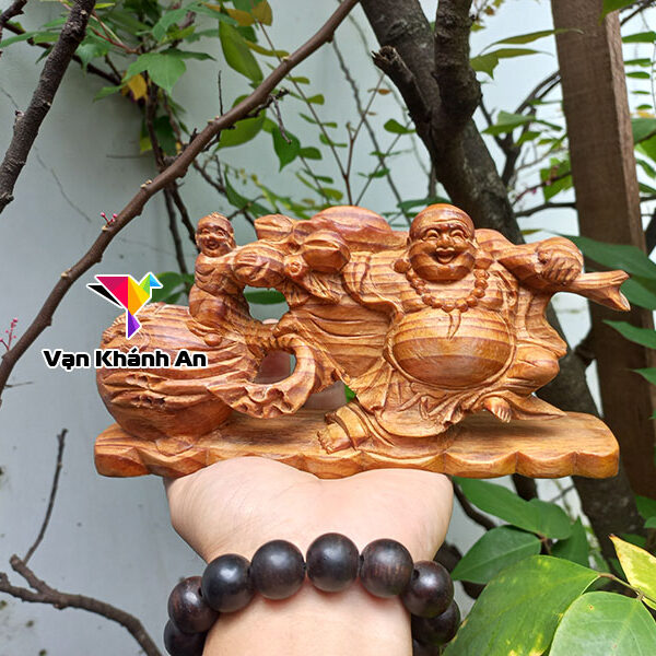 Tượng Phật Di Lặc gỗ để xe ô tô