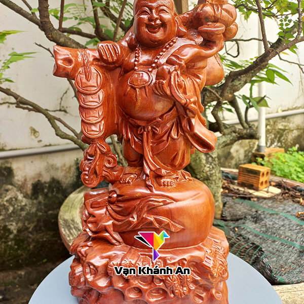 Phật Di Lặc vác cành đào gỗ hương