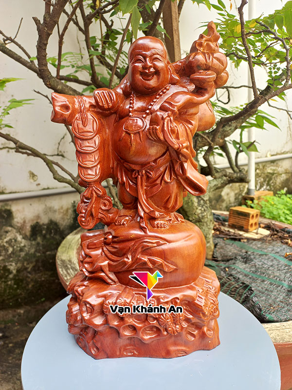 Phật Di Lặc vác cành đào gỗ hương