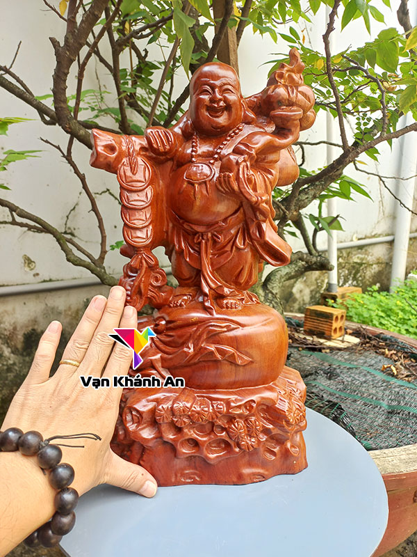 Phật Di Lặc vác cành đào gỗ hương