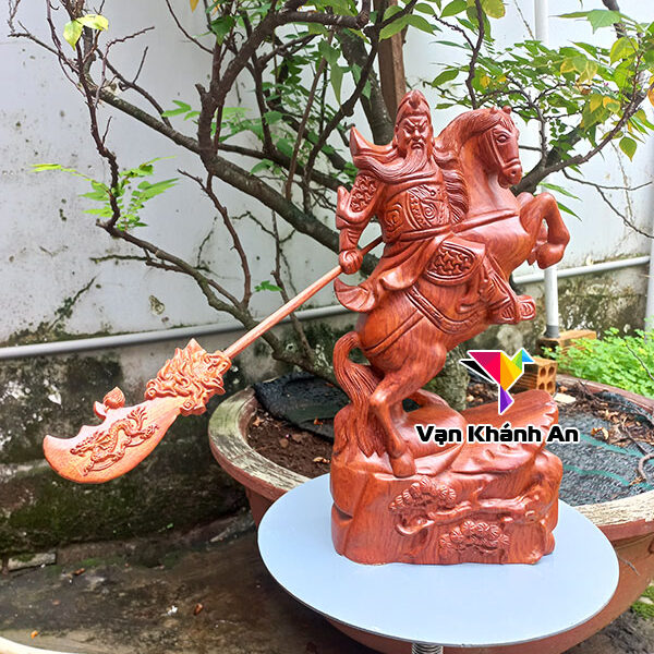 Tượng Quan Công cưỡi ngựa bằng gỗ hương