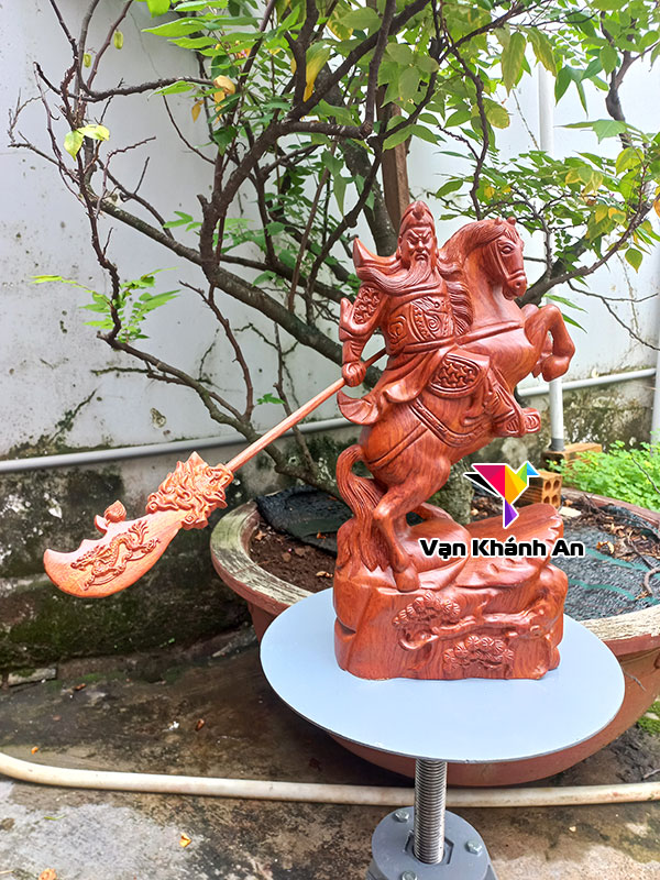 Tượng Quan Công cưỡi ngựa bằng gỗ hương