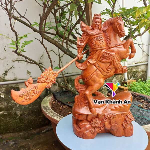 Tượng Quan Vân Trường cưỡi ngựa bằng gỗ hương