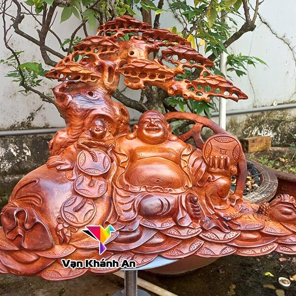 Tượng Phật Di Lặc ngồi gốc tùng gỗ hương