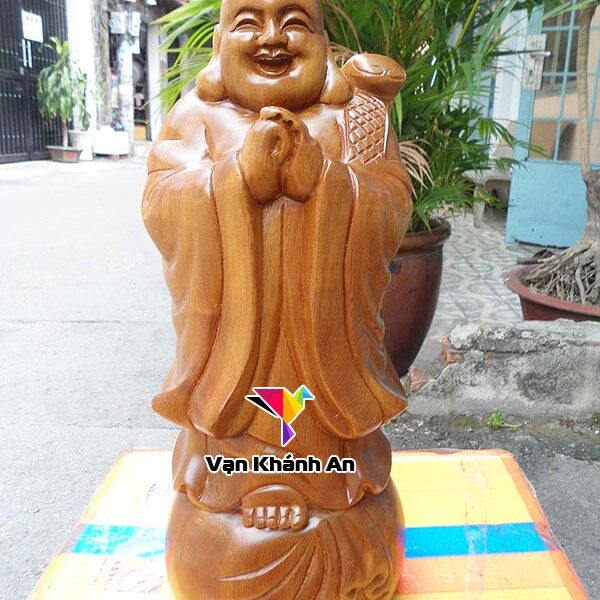 Phật Di Lặc chúc phúc gỗ bách xanh