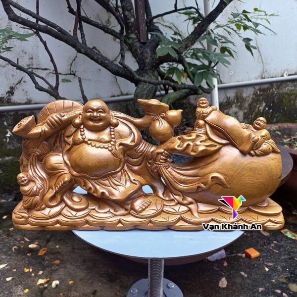 Phật Di Lặc kéo bao tiền bằng gỗ bách xanh