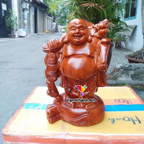 Phật Di Lặc vác cành đào