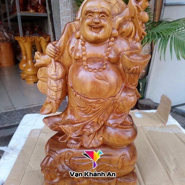 Phật Di Lặc vác cành đào gỗ bách xanh