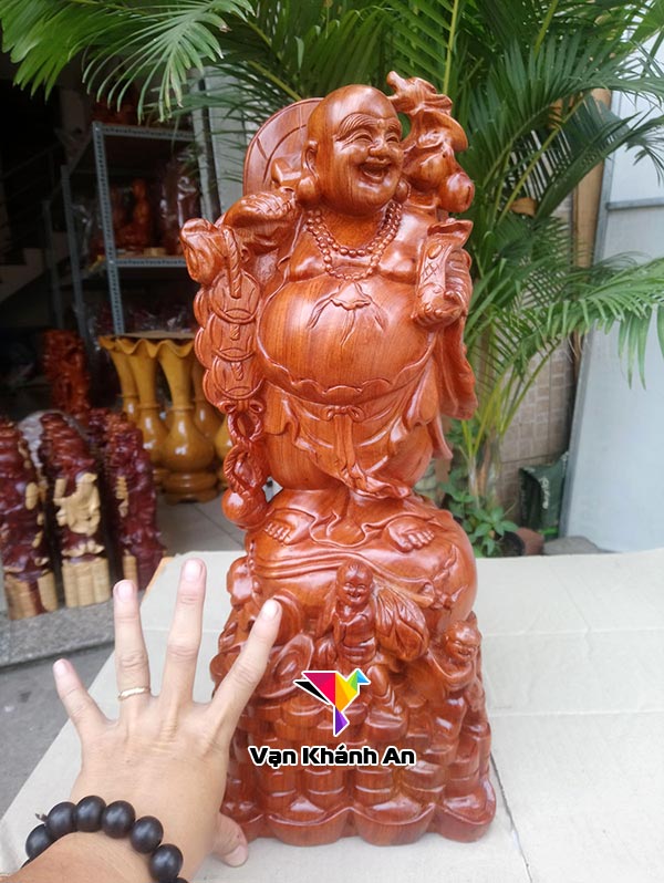 Tượng Phật Di Lặc bằng gỗ