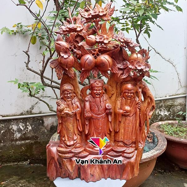 Tượng Phúc Lộc Thọ đứng gốc đào