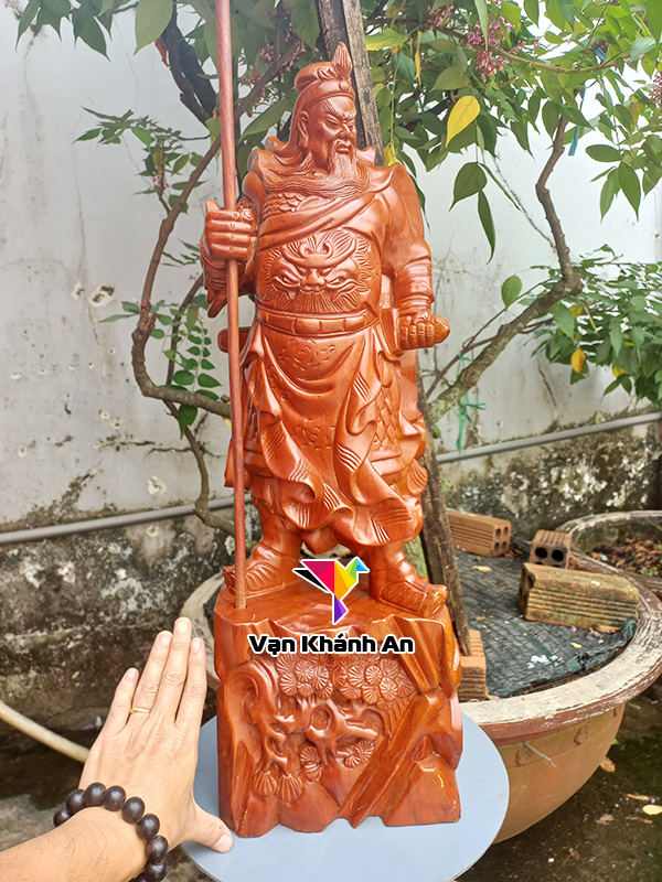 Tượng Quan Công bằng gỗ hương